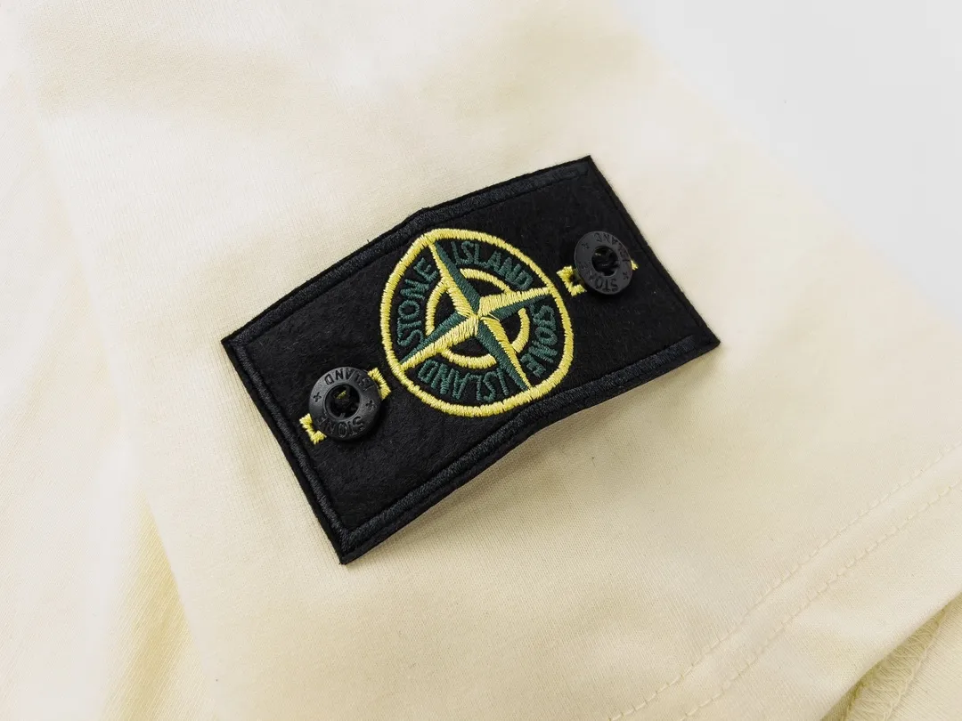 W623#P106💰 [Stone Island’s popular cuffed branded round neck off-shoulder short-sleeved T-shirt] Super versatile! A short-sleeved upper body for major celebrity internet celebrities, made of 260g combed cotton 32-count double yarn. Comfortable and breathable, customized accessories, oversize version. Dropped shoulder sleeves, very loose, same style for men and women, suitable for couples💑 Match as you like. The upper body is super beautiful. Color: Black White Apricot Gray Navy Size: M L XL XXL Ｍ Shoulder Width 47 Bust 52 Length 70 L Shoulder Width 48 Bust 54 Length 72 XL Shoulder width 59 Bust 56 Length 74 XXL Shoulder width 50 Bust 58 Length 76